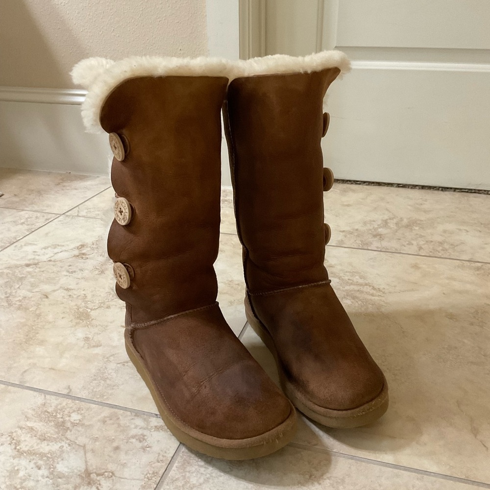 UGG Australia Women's Bailey Button Triplet Boots 1873 Chestnut size 10